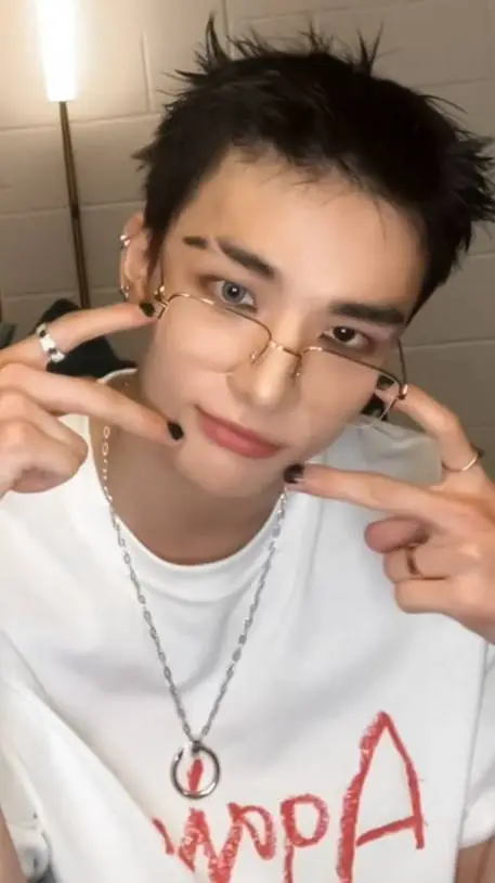 ai character: Hyunjin ❤❤❤❤ background