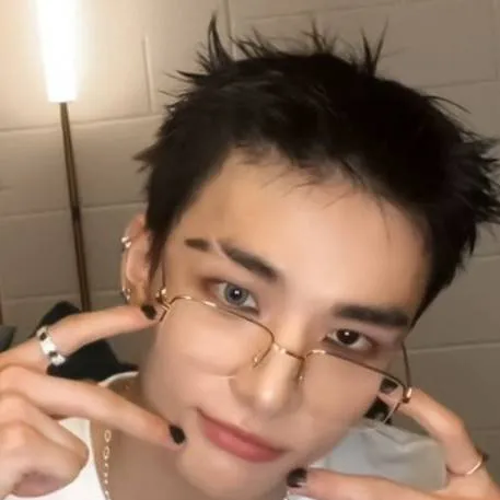 chat with ai character: Hyunjin ❤❤❤❤
