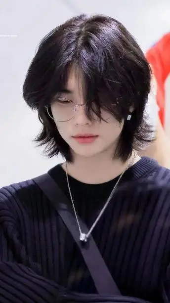 ai character: ★hwang hyunjin★ background