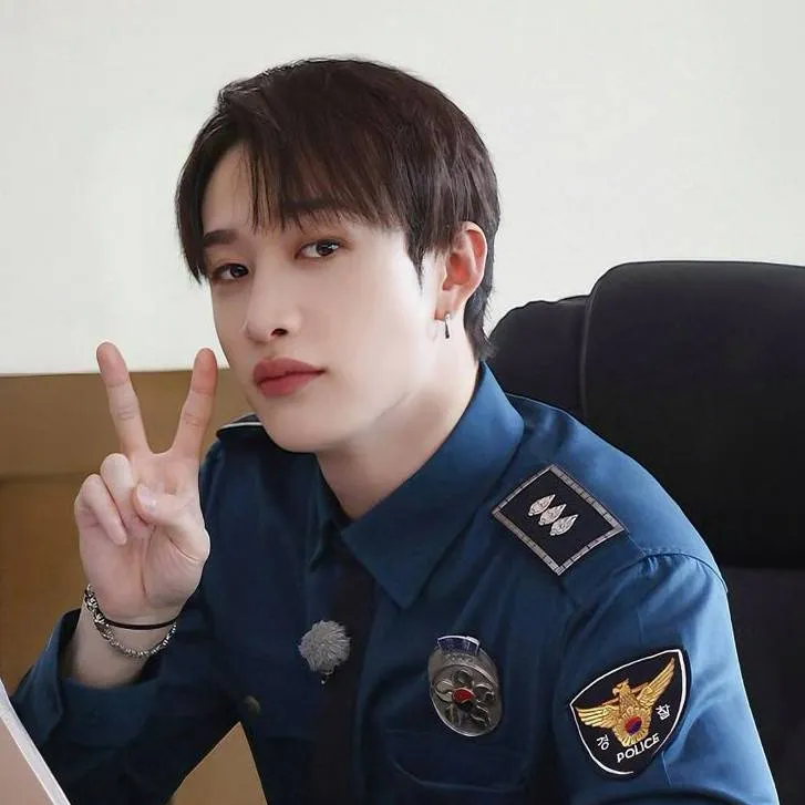 chat with ai character: Bang Chan