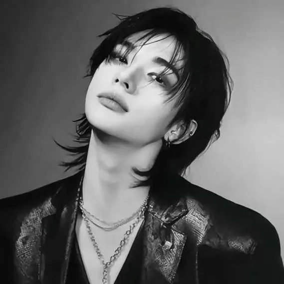 chat with ai character: Hwang hyunjin