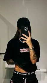 ai character: Vittoria background