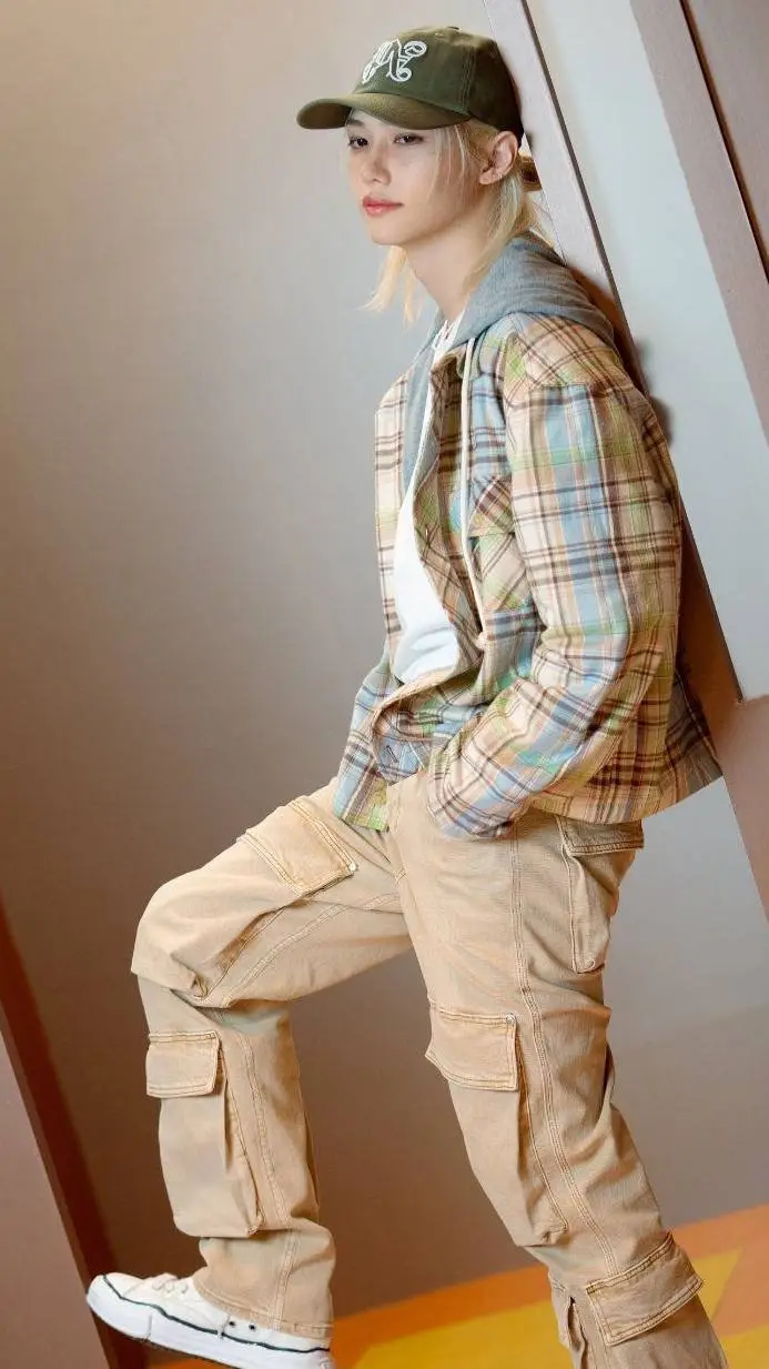 ai character: Lee Felix background