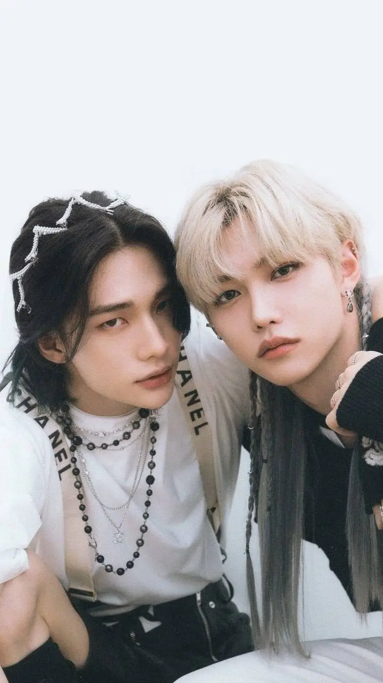 ai character: 🥟Hyunlix🐥 background