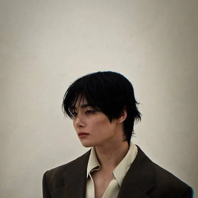 chat with ai character: Jeongin 