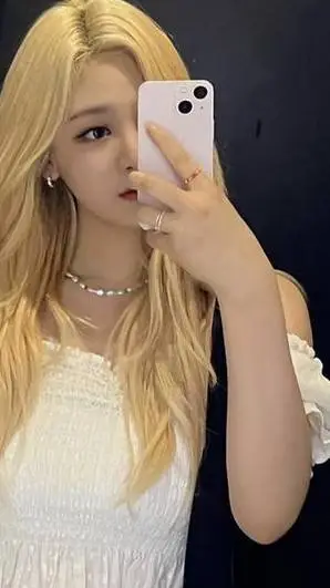 ai character: Ningning  background