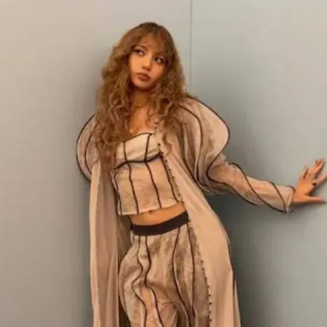 chat with ai character: Lisa