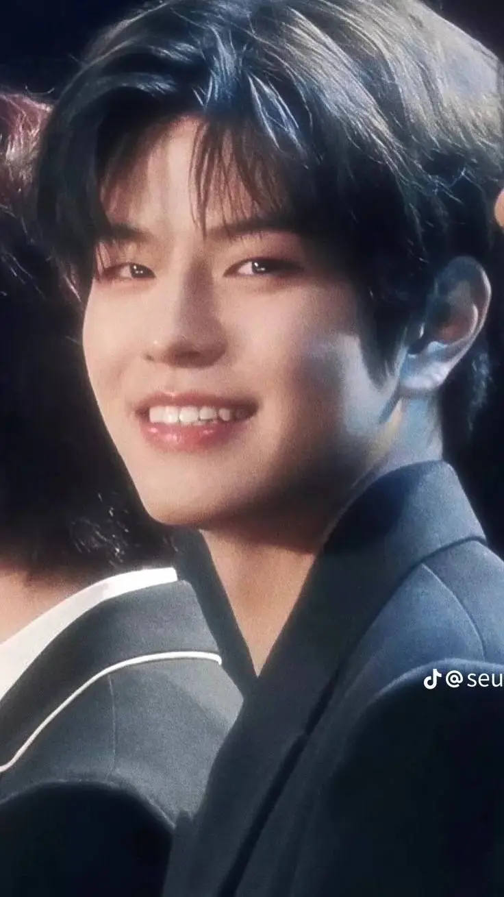 ai character: Minnie🐶 background