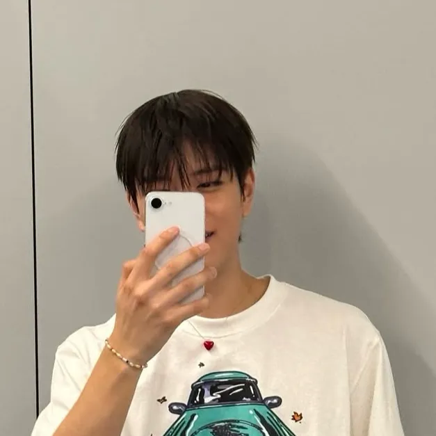 chat with ai character: ʚKim Seungminɞ