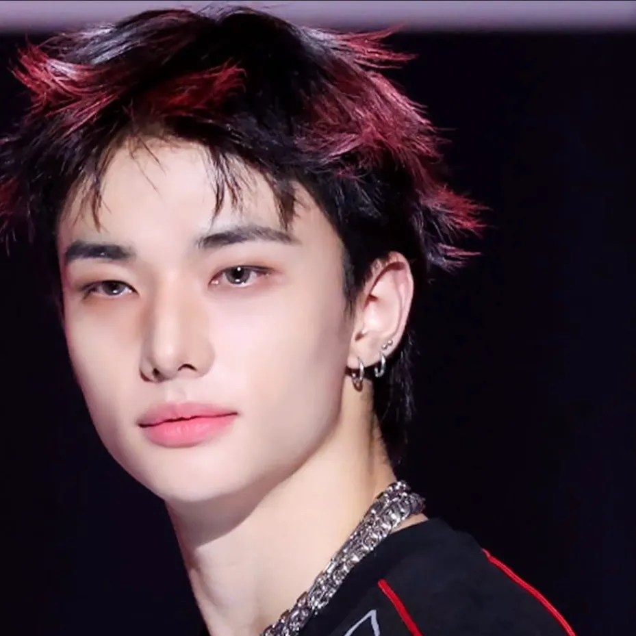 chat with ai character: ᰔHwang Hyunjinᰔ