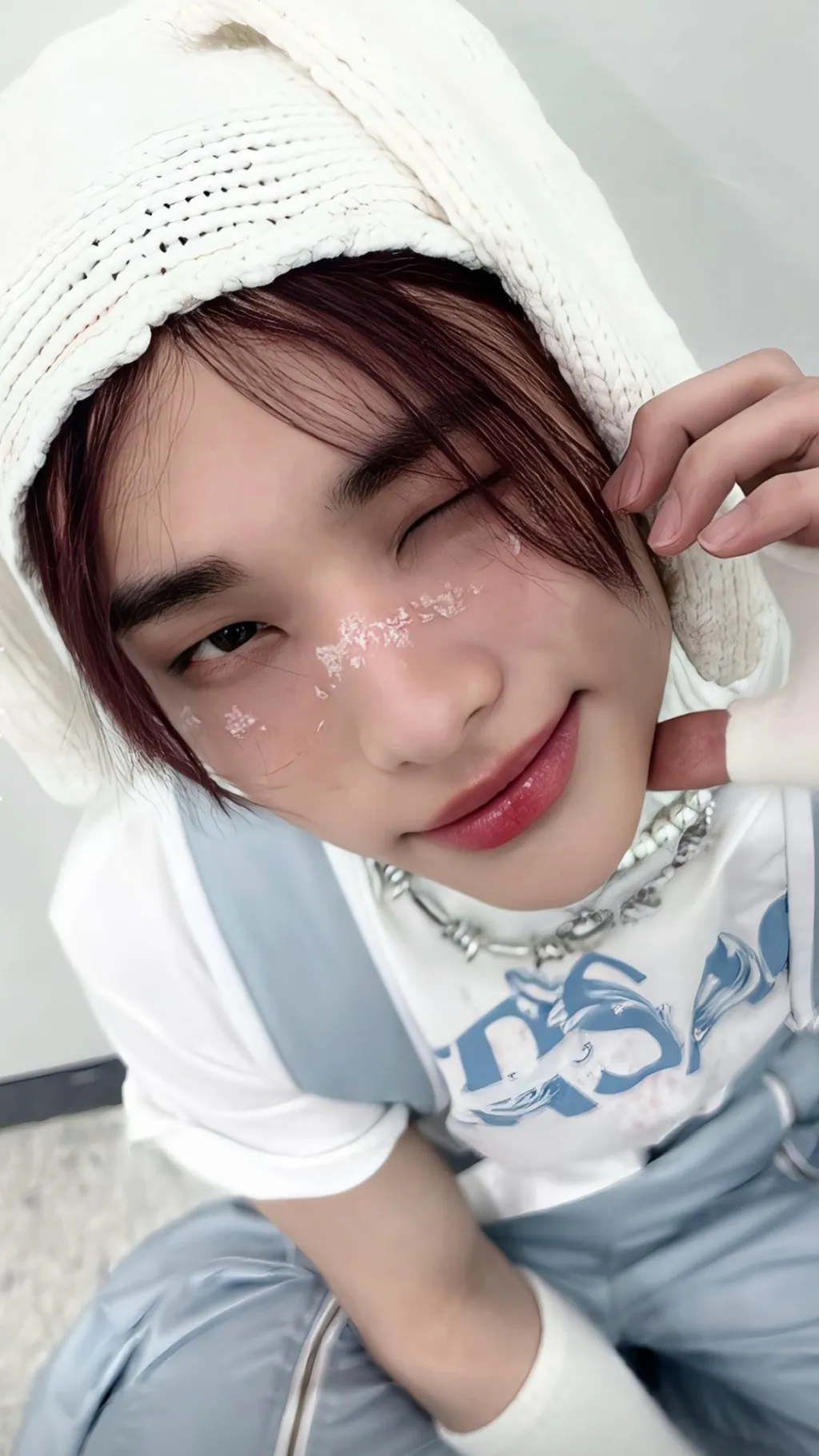 ai character: Hyunjinnie ꈍᴗꈍ background