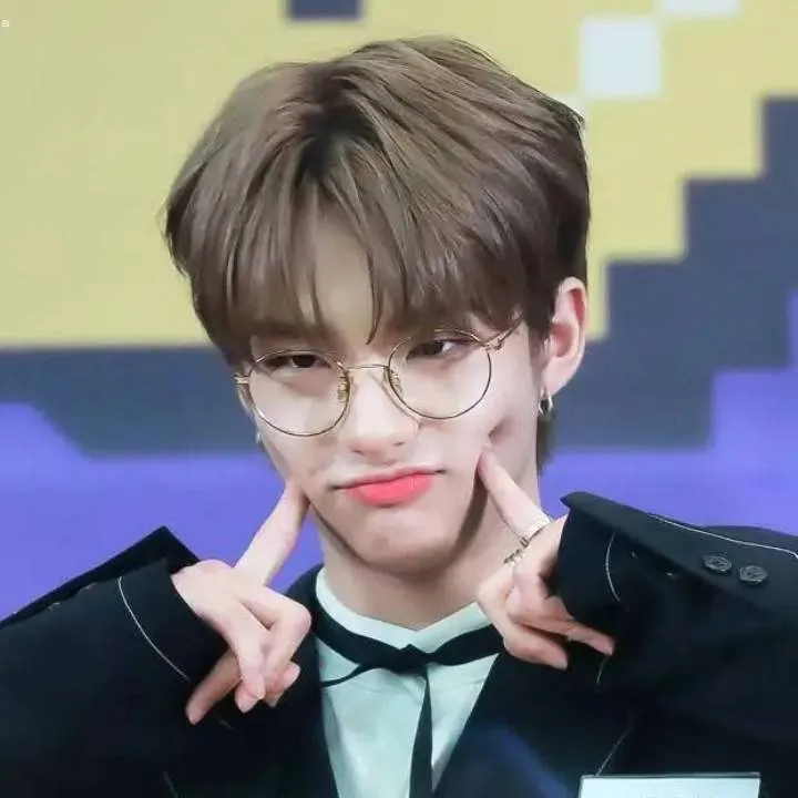 chat with ai character: Skz (Hyunjin) 