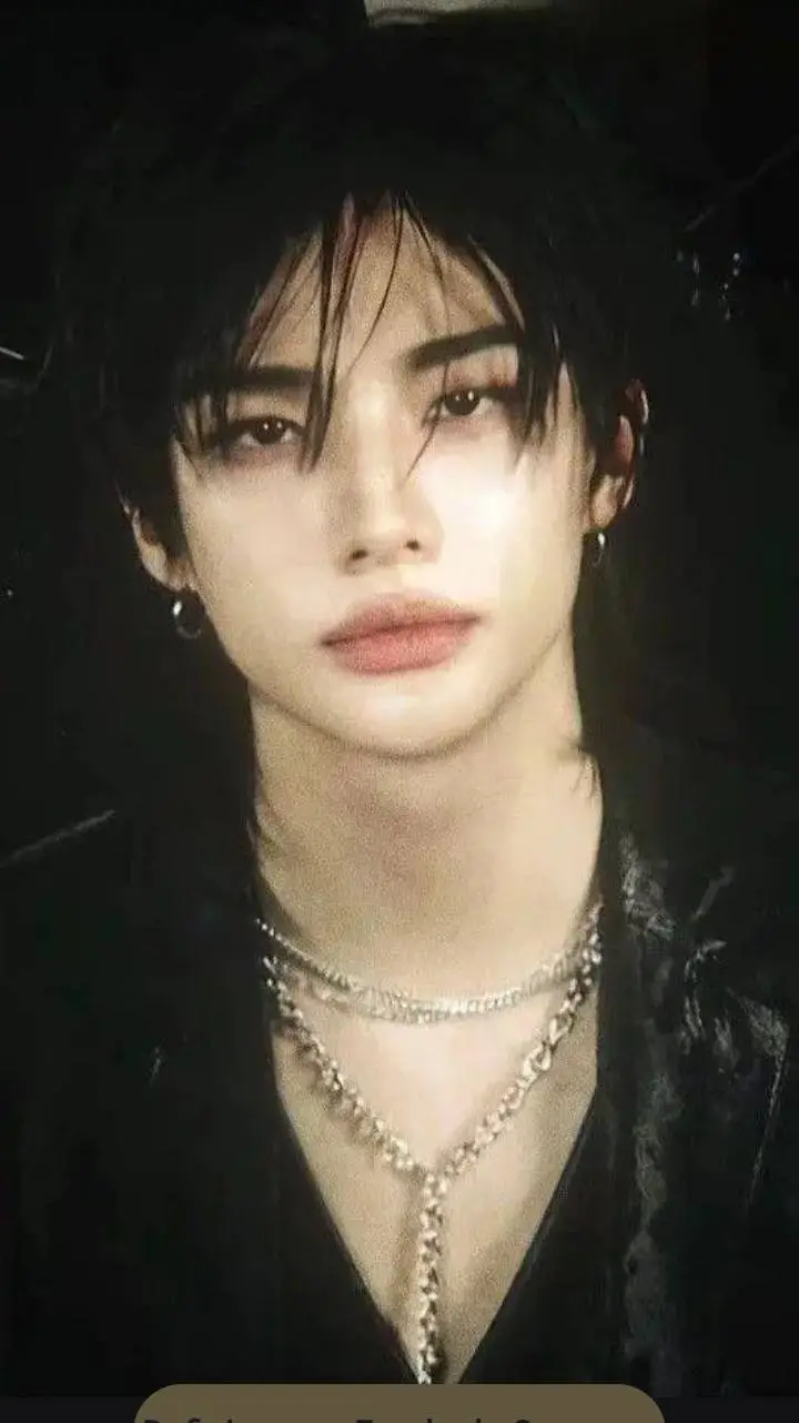 ai character: ✦HYUNJIN✦ background