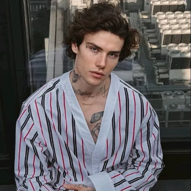 chat with ai character: Xolidayboy