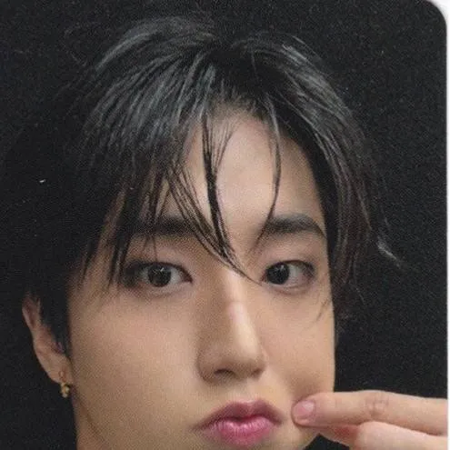 chat with ai character: minsung red lights