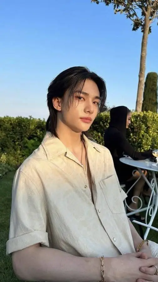 ai character: ⋆˚࿔ Hyunjin˚⋆ background