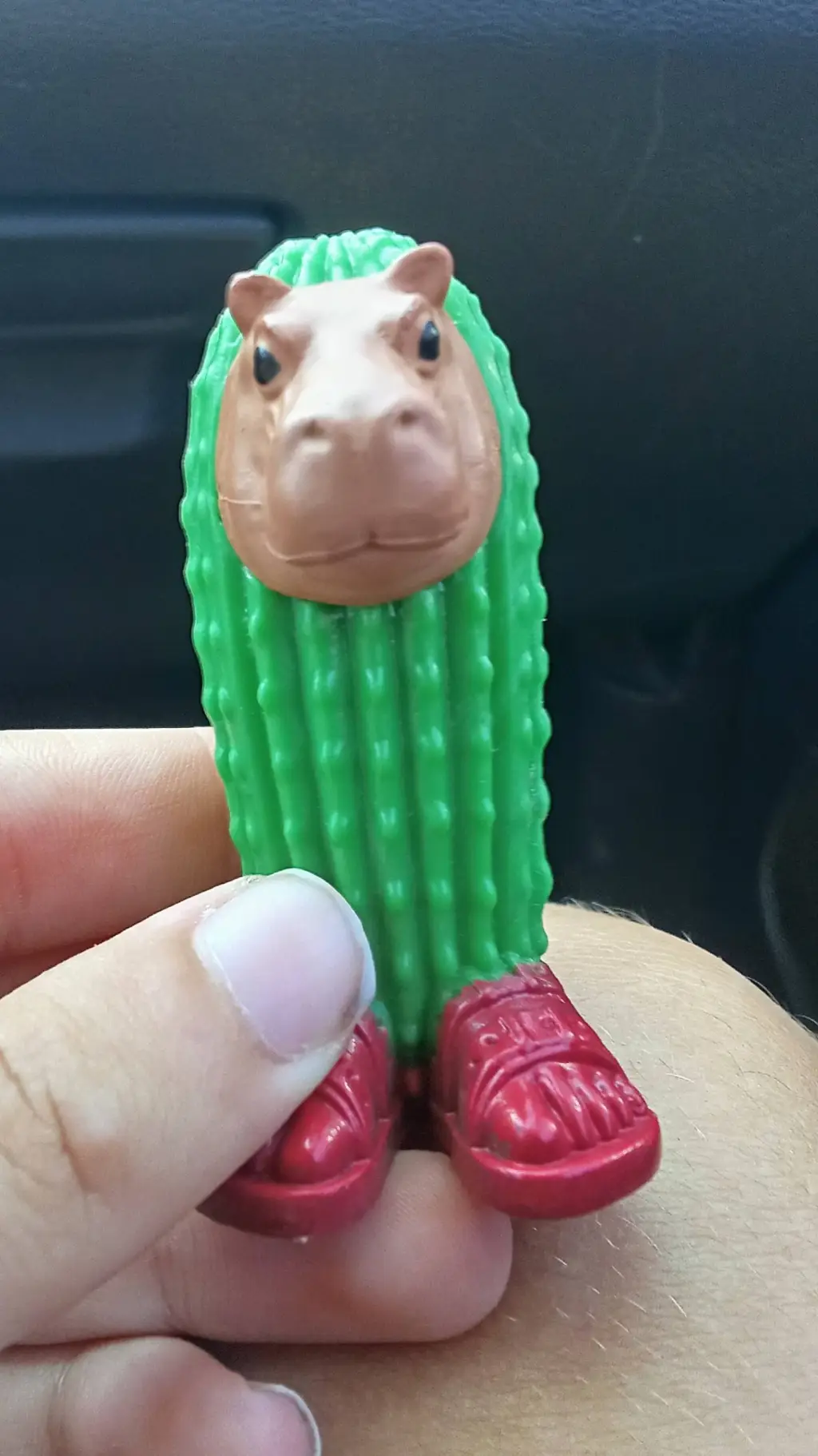 ai character: hipopótamo cactus background