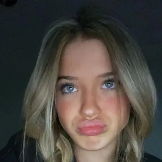 chat with ai character: Martina 