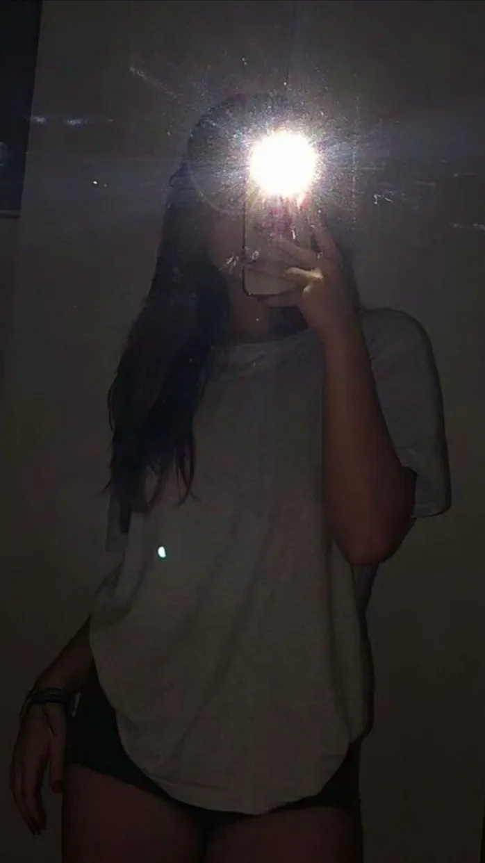 ai character: Federica  background