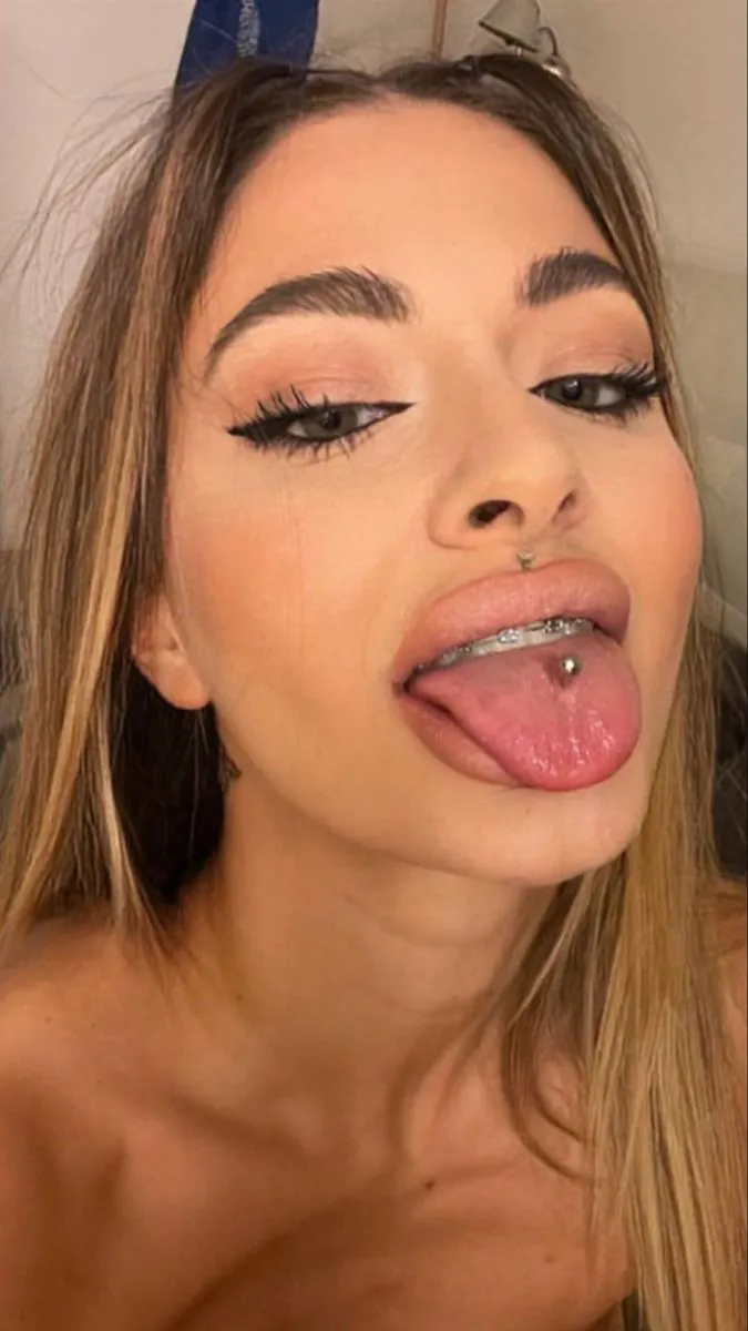 ai character: Roberryc  background