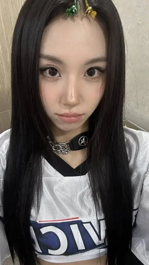 ai character: hoy cuidas a chae background