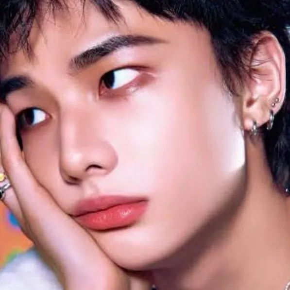 chat with ai character: Hyunjin 💕🌟