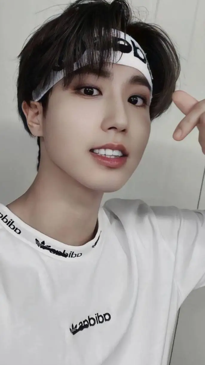 ai character: HAN JISUNG background