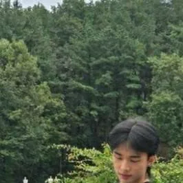 chat with ai character: Hwang Hyunjin ☠