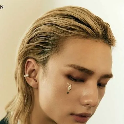 chat with ai character: Hyunjin