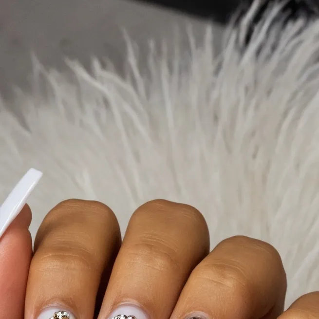 chat with ai character: nail salon 💅