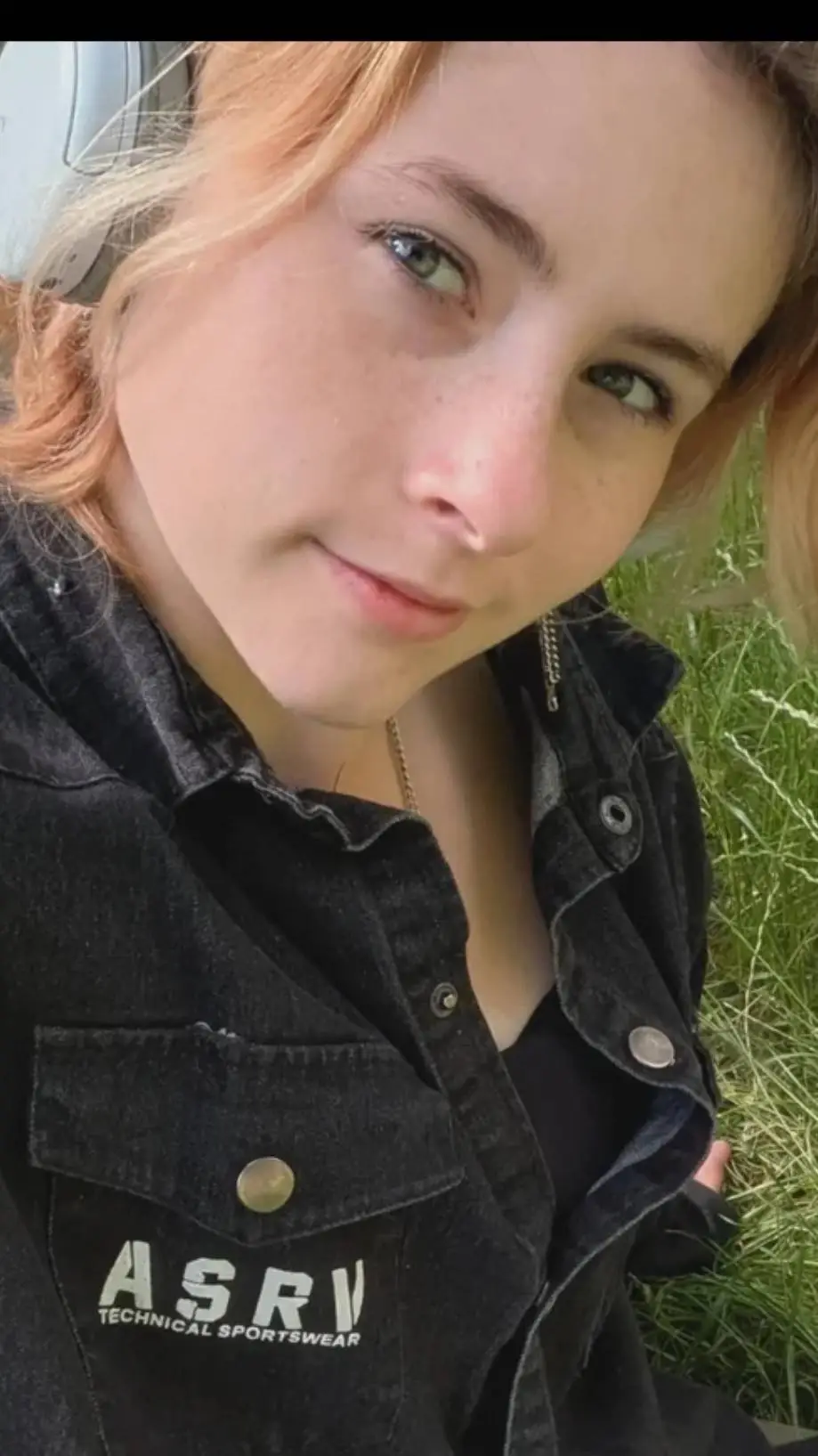 ai character: Hannah  background