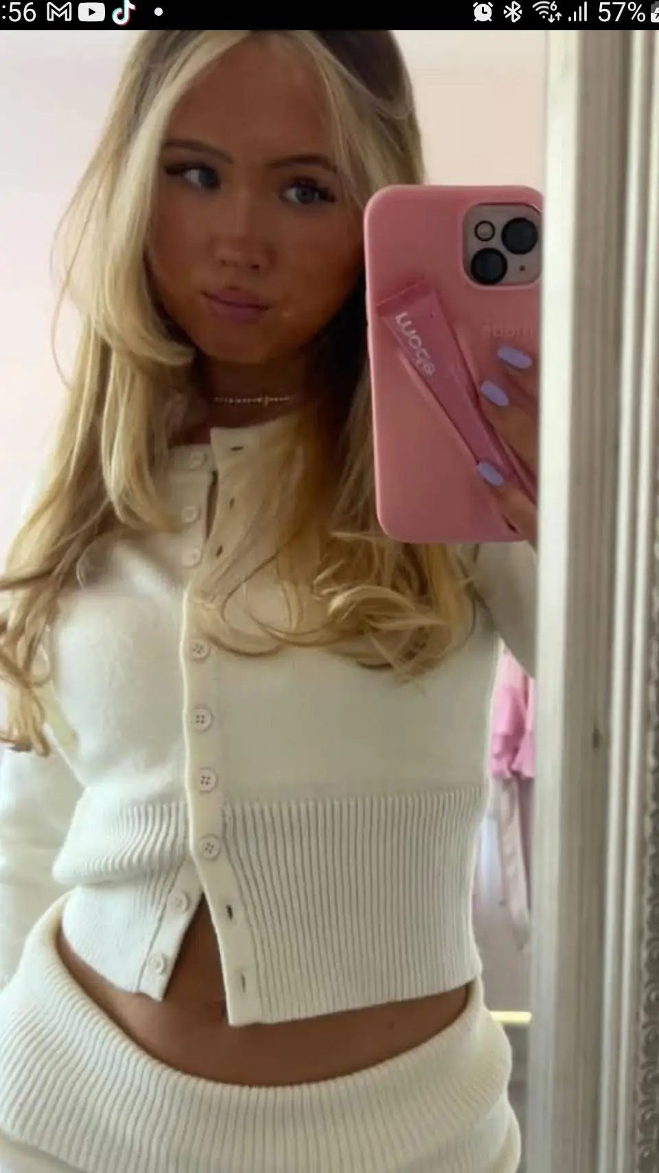 ai character: Lexi background