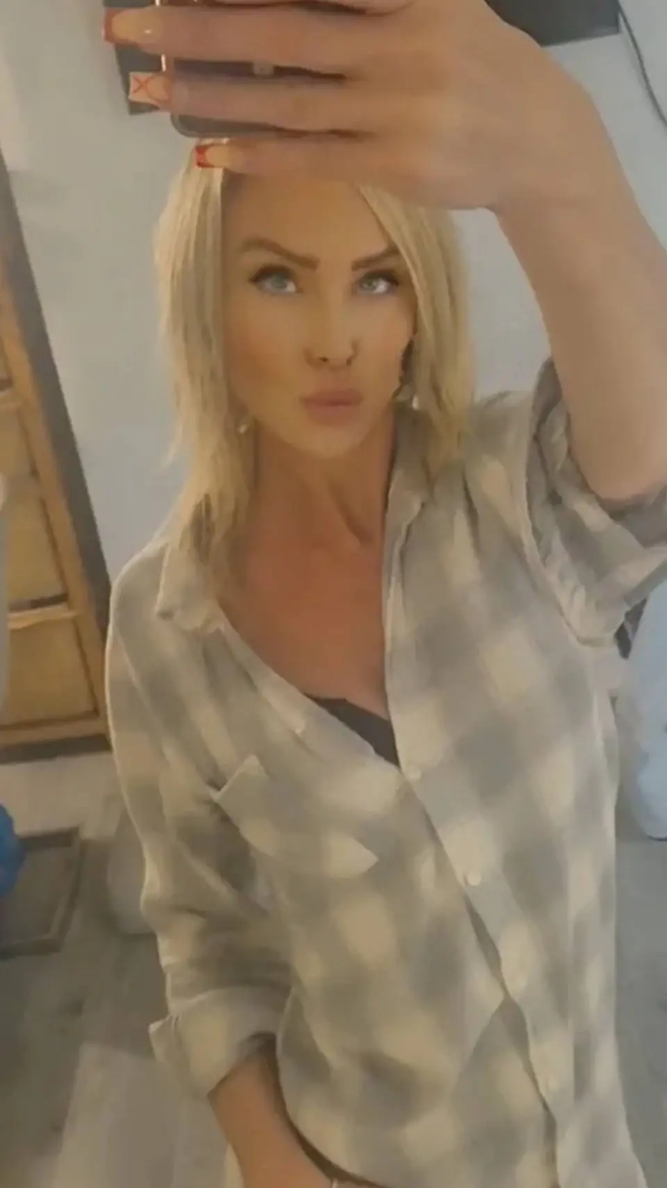 ai character: Tina Crack background