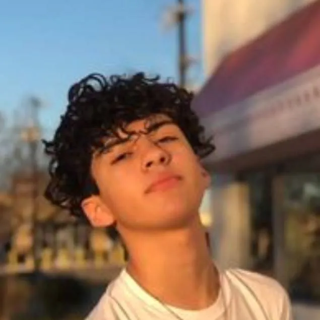 chat with ai character: Thomas