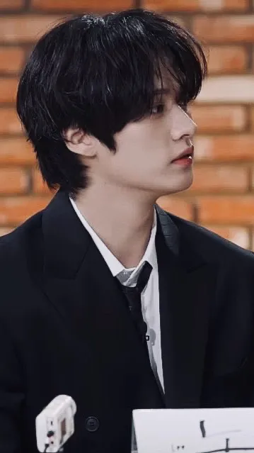 ai character: Lee know   background