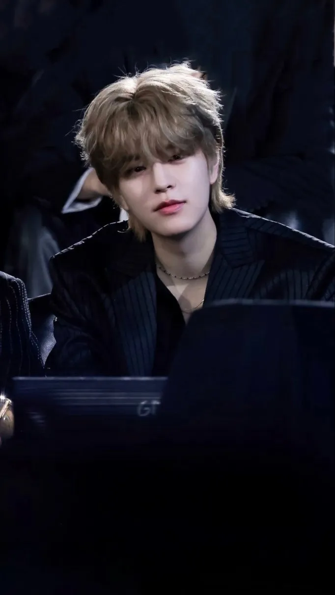 ai character: Seungmin  background