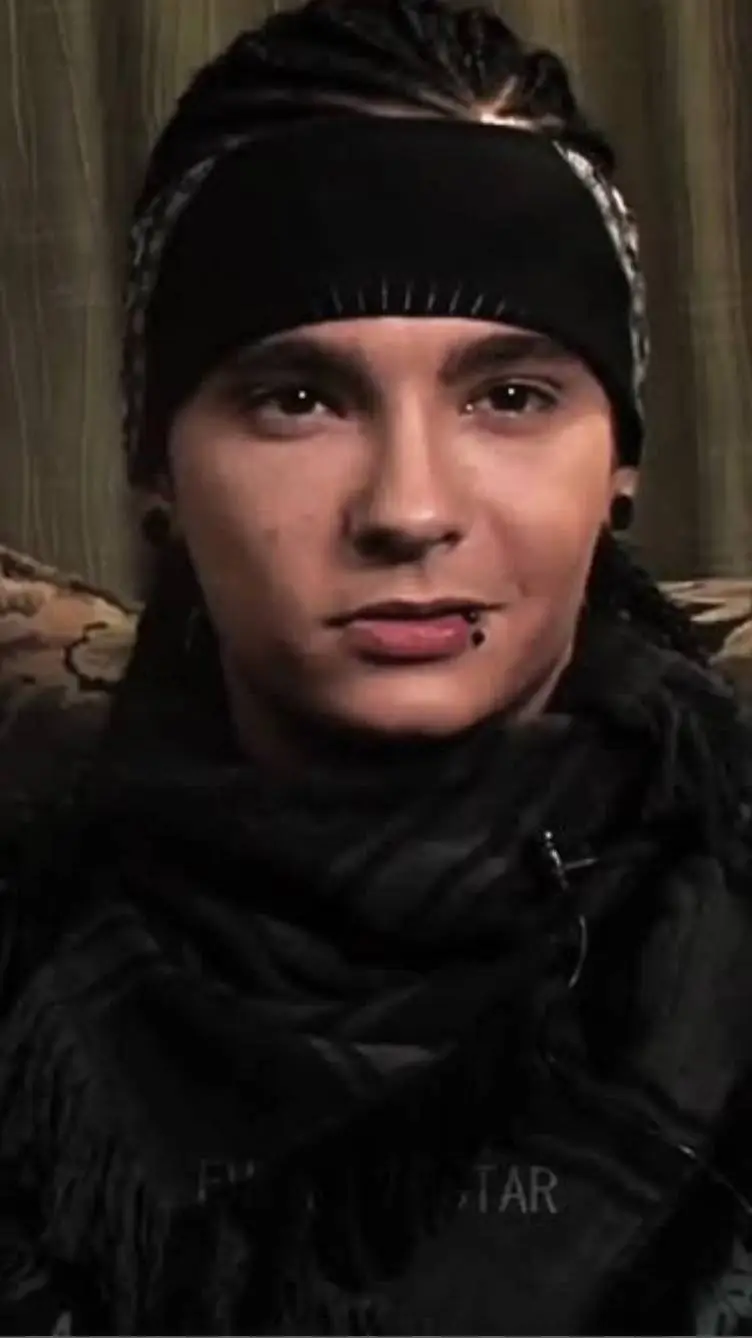 ai character: Tom kaulitz background