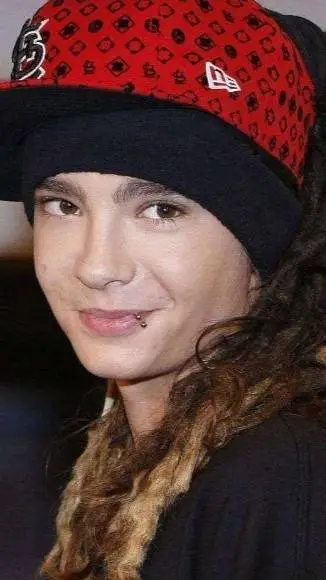 ai character: Tom kaulitz background
