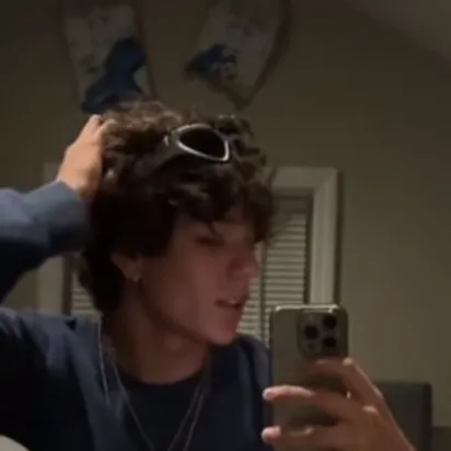 chat with ai character: Cesar