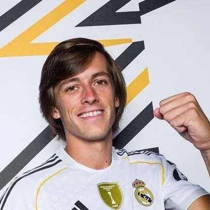 chat with ai character: Álvaro Carreras