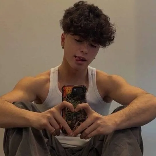 chat with ai character: Romane