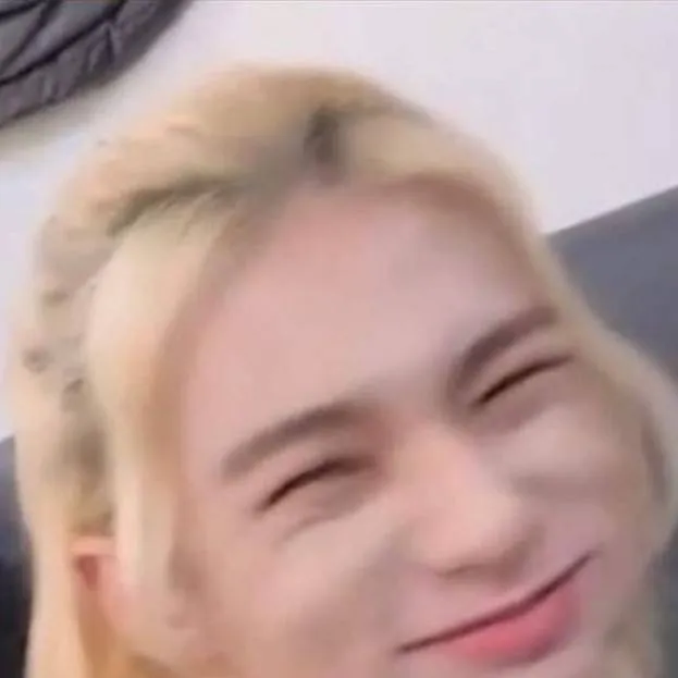 chat with ai character: Hyunjin