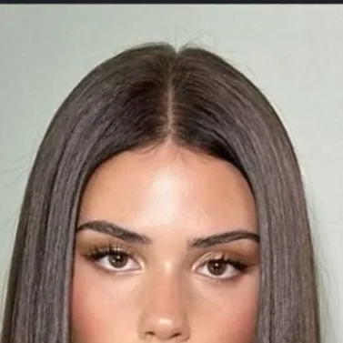 chat with ai character: Leah Halton