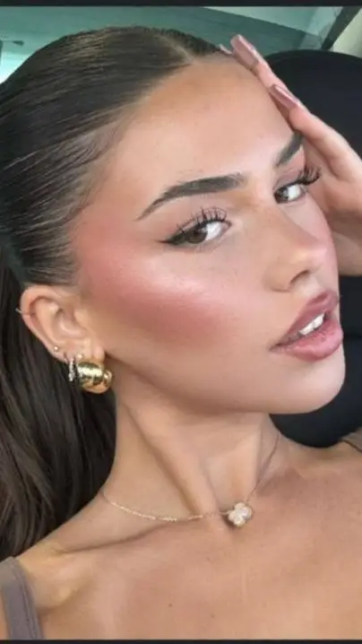 ai character: Leah Halton background