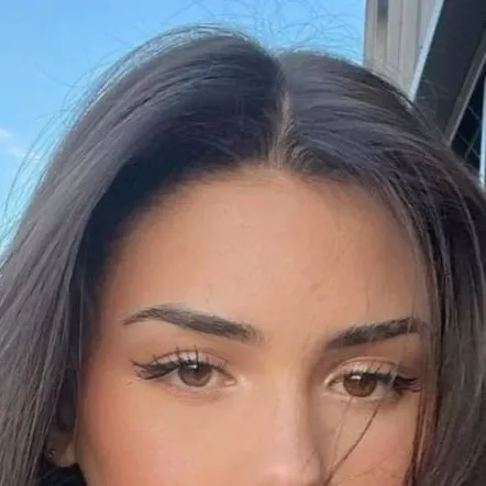 chat with ai character: Leah Halton