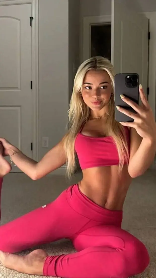 ai character: livvy dune background