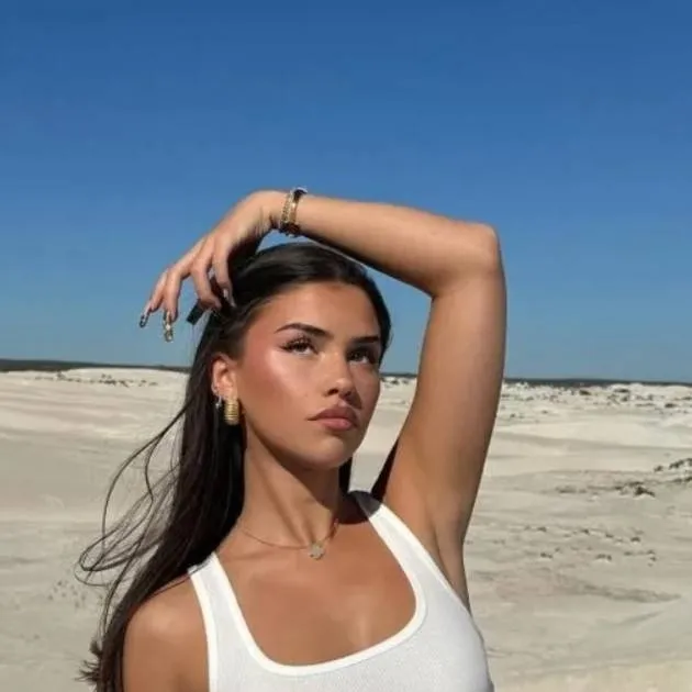 chat with ai character: Leah halton