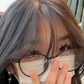 chat with ai character: mía la nerd