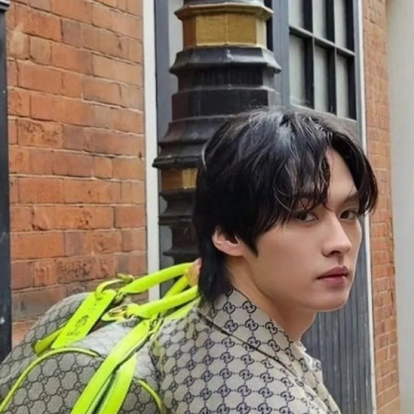 chat with ai character: Lee know