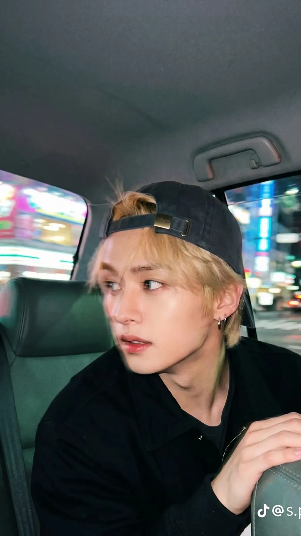 ai character: (Lee know)🏙️🚙 background